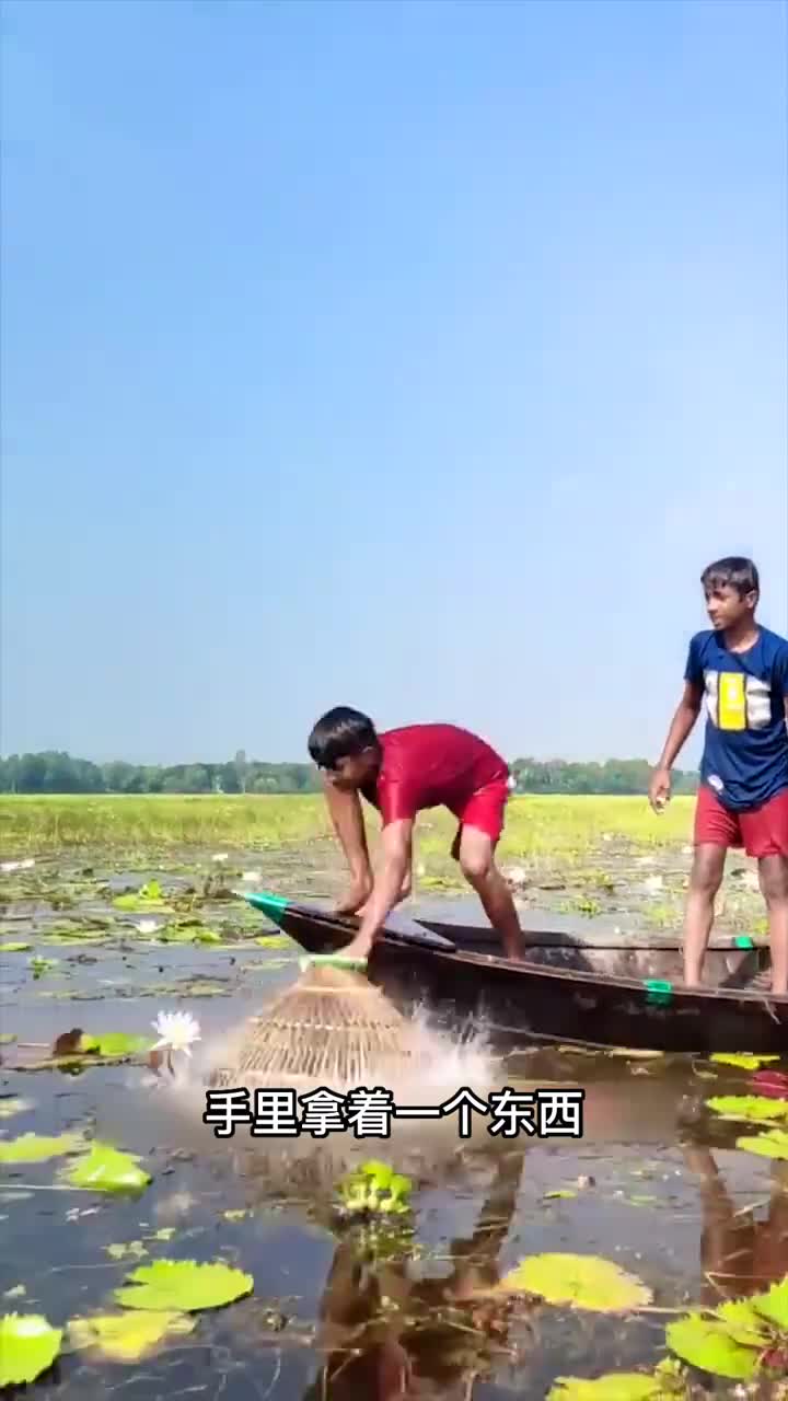 男孩发明奇特的捕鱼方式