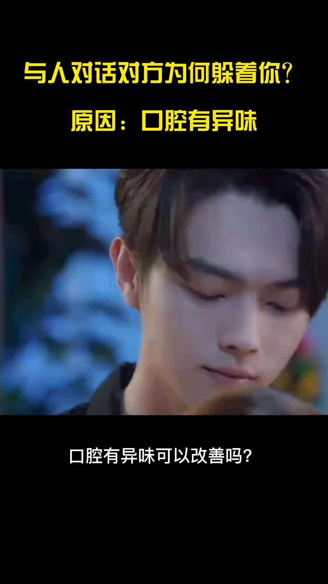 平日里暴露在空气中的牙刷头会在潮湿阴暗的环境和食物残渣的影响下成为细菌的天然培养皿只需要一个晚上细菌的数量就可以达到惊人的18万个