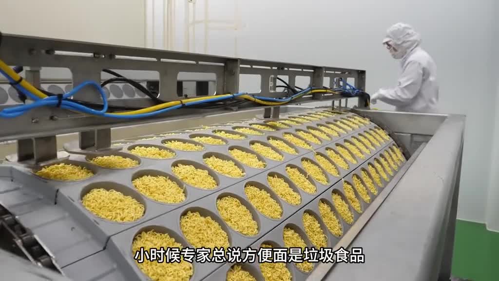 看完这样干净卫生的泡面生产过程你饿了吗那就泡一碗白象方便面吧