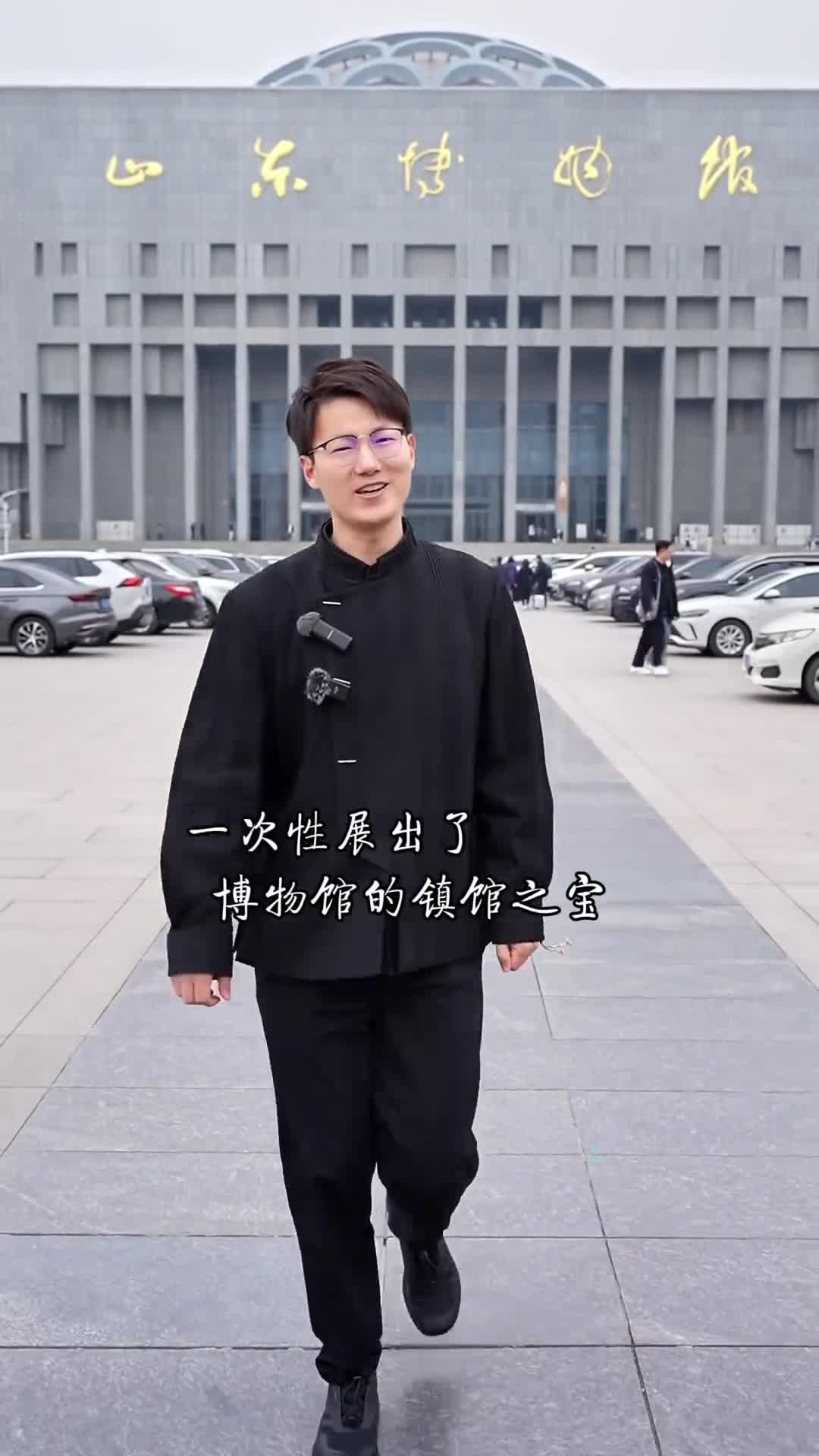 中国最会卖萌的青铜器亚醜钺是山东省博物馆的镇馆之宝亚醜钺外形似斧是王权军权的象征还是行刑的器具其人面兽相纹样在风格上最大的特征是狞厉威猛但是在今天的观众眼里则变身成一枚呆萌可爱微笑的海绵宝宝成为了山东博物馆最受欢迎的文物之一