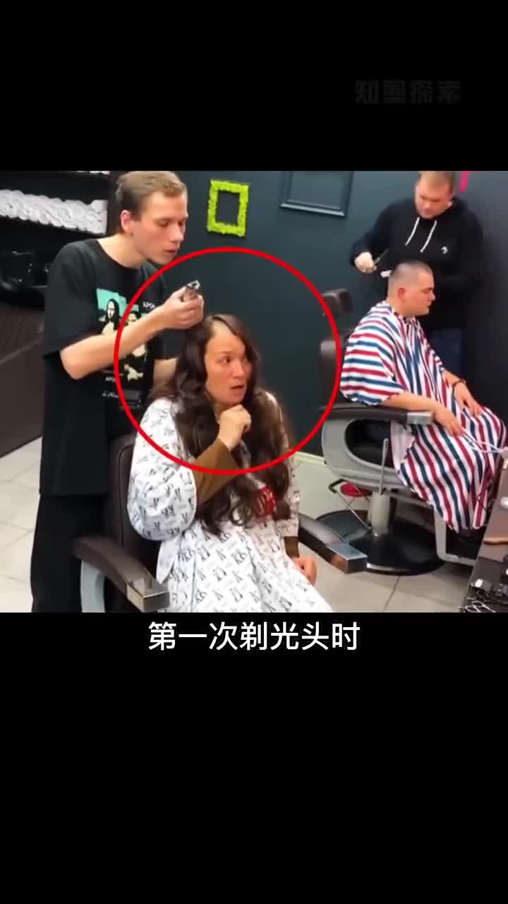 监控镜头拍下的暖心一幕