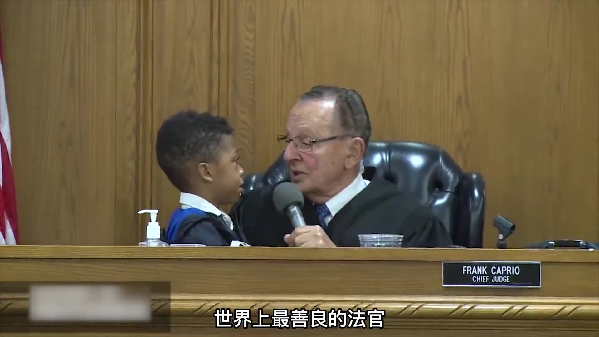 世界上最幽默的法官庭审现场人员笑得合不拢嘴