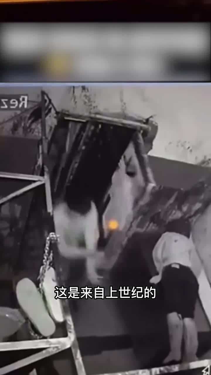 监控镜头下的惊恐一幕