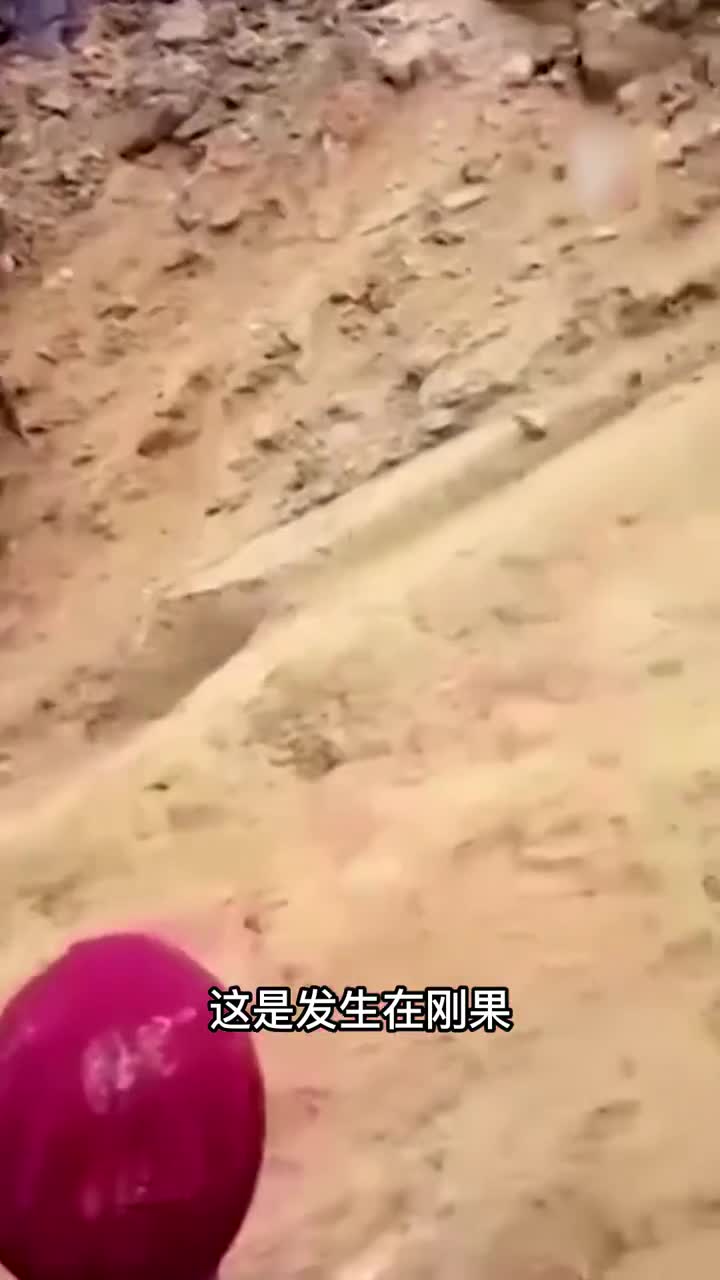 金矿塌方工人不顾危险抢救队友