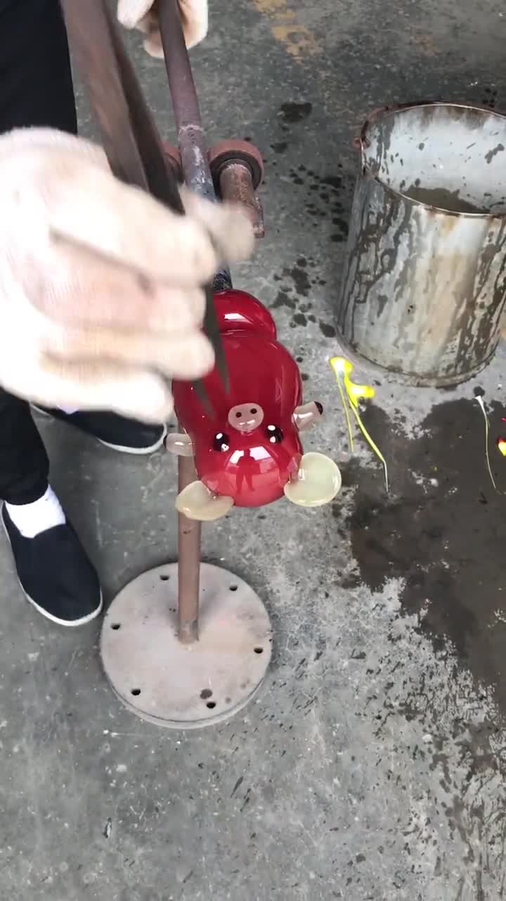 今日份的可爱送给你这位琉璃师傅也是个童心未泯的人儿