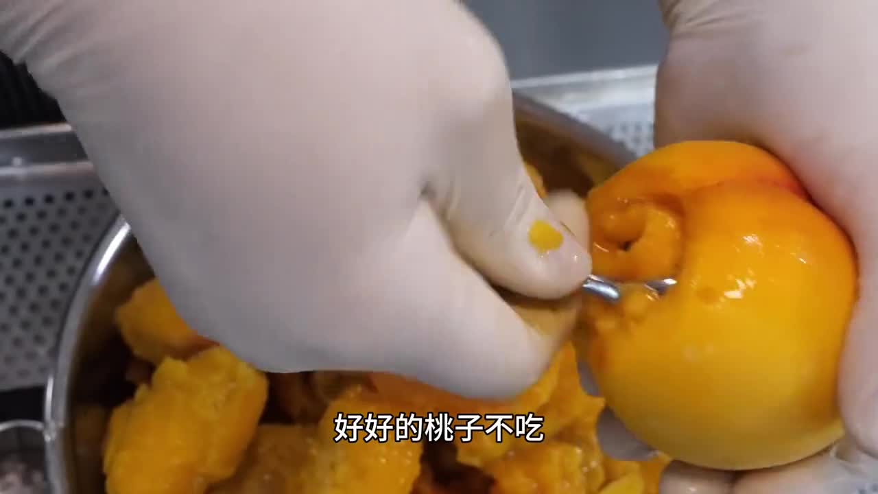 我挖到了一款超好吃的黄桃罐头一罐就足足有1斤多放在冰箱内冰冰凉凉吃得太爽了