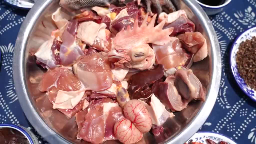 好客山东新风味之一城一美食主题直播活动走进临沂品临沂炒鸡游沂蒙老街