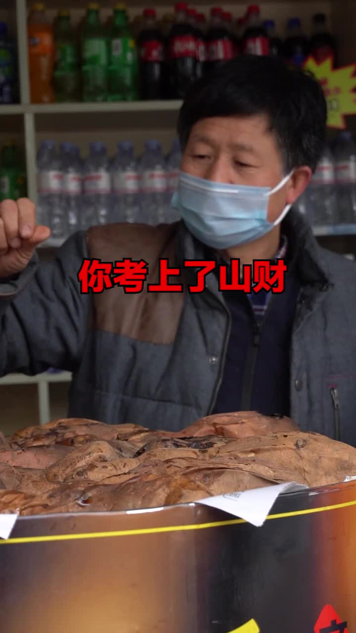 冬天来了学校门口的烤地瓜又要火了