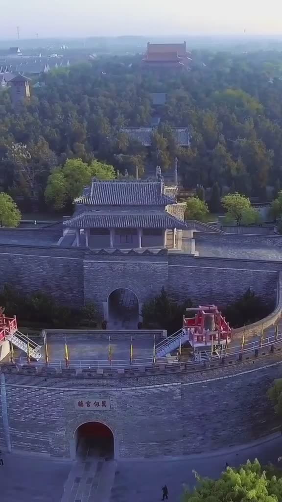 如果您能够背出30句论语并解释5条就可以免费游曲阜三孔景区还给您颁发证书嘞