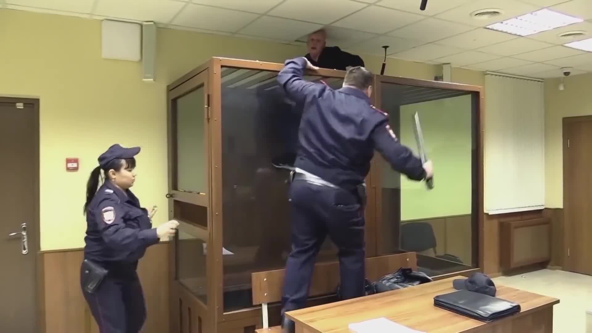 罪犯庭审现场当着长官的面试图逃跑