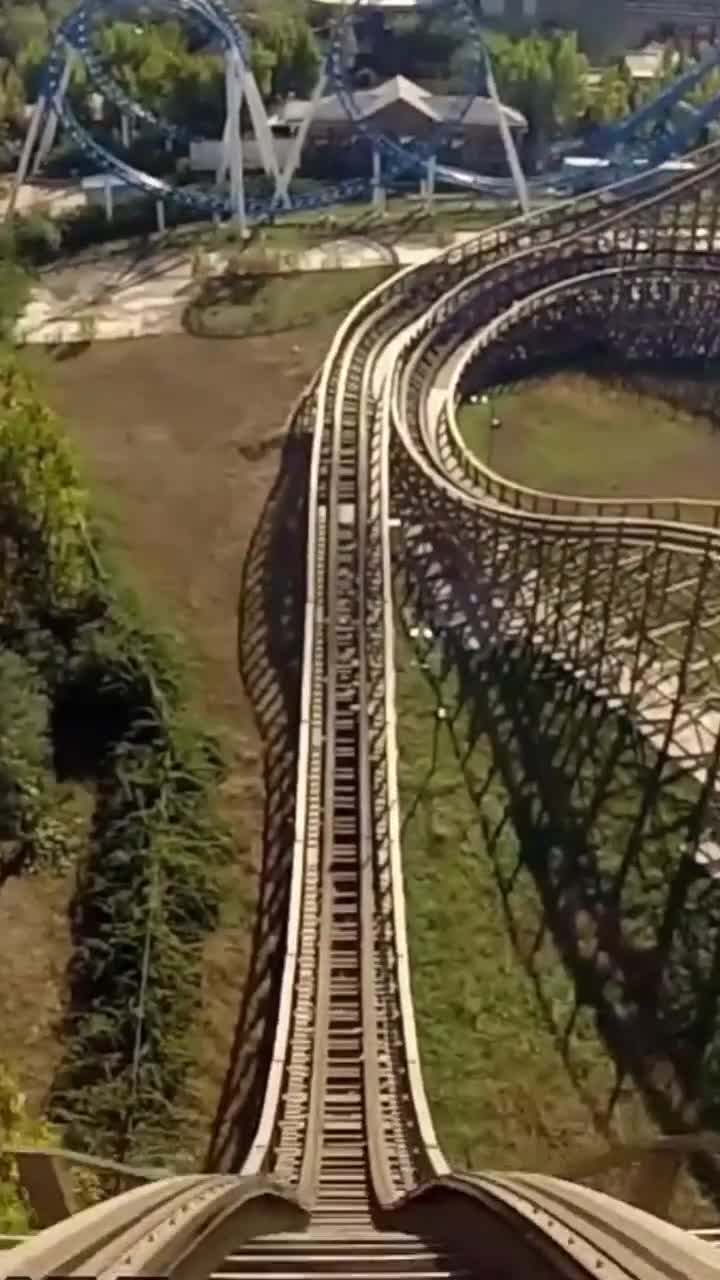 为了能拍出这个效果也是拼了赶紧点个赞吧济南方特东方神画的丛林飞龙亚洲首座带有翻转的木质过山车