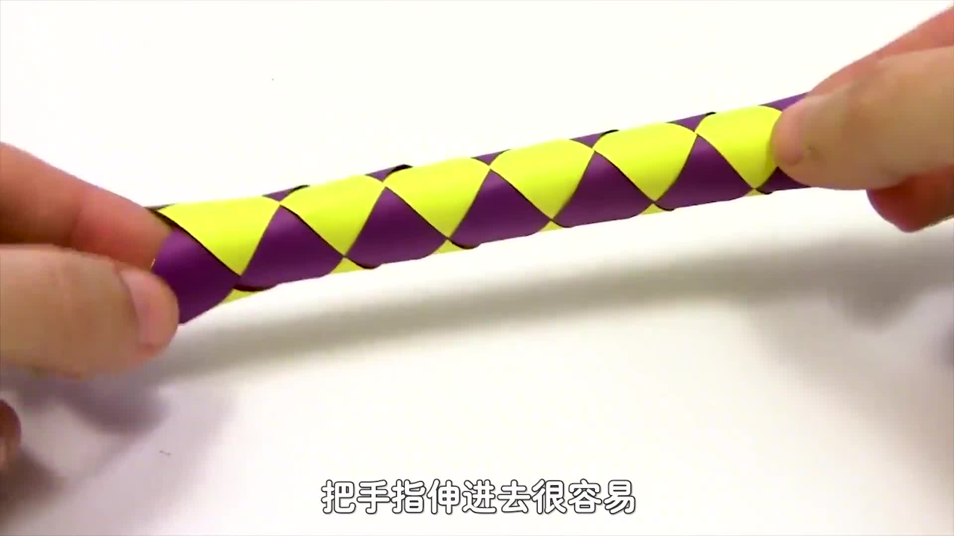 如何逃脱中国手指陷阱把手指伸进去后奇怪的现象发生了