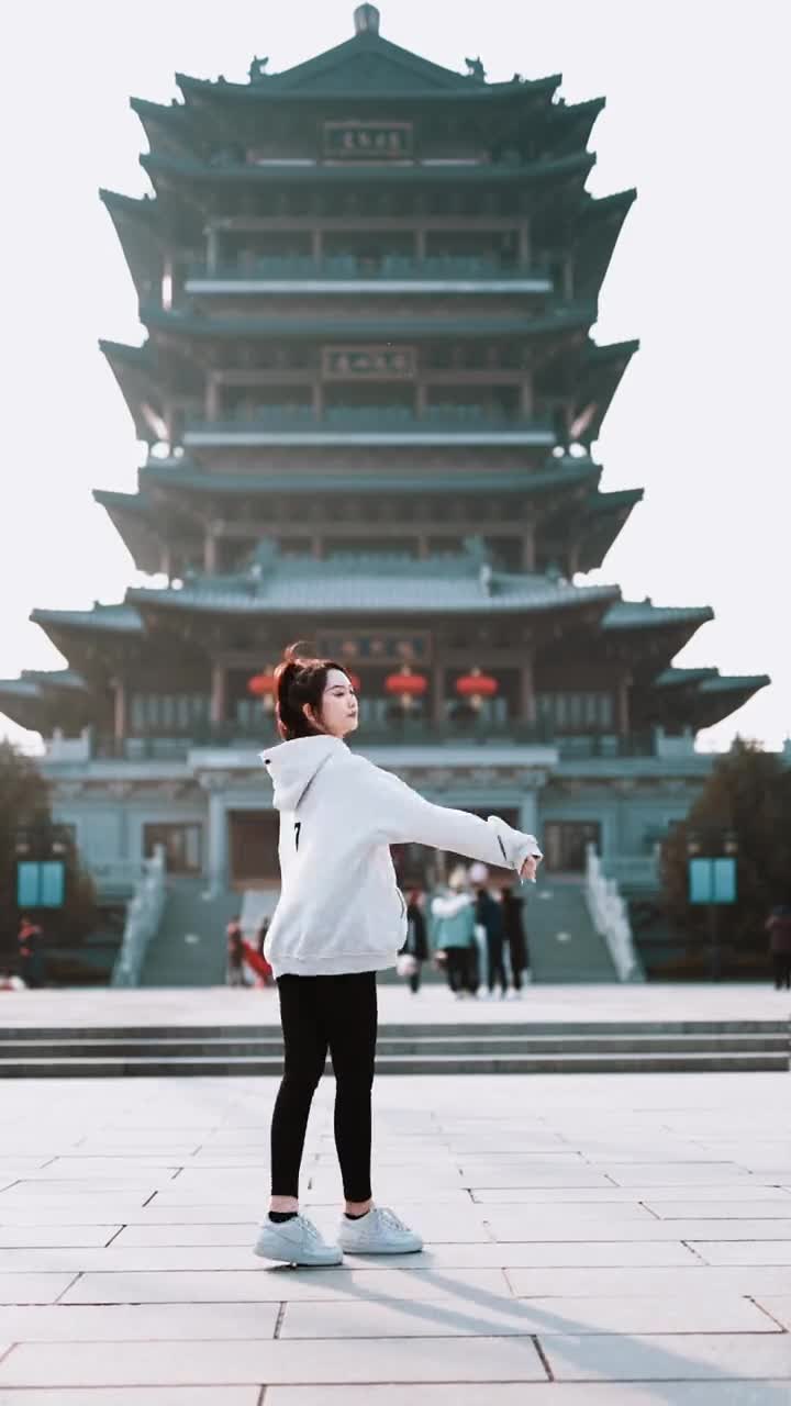 四月份的大明湖只会比我更美