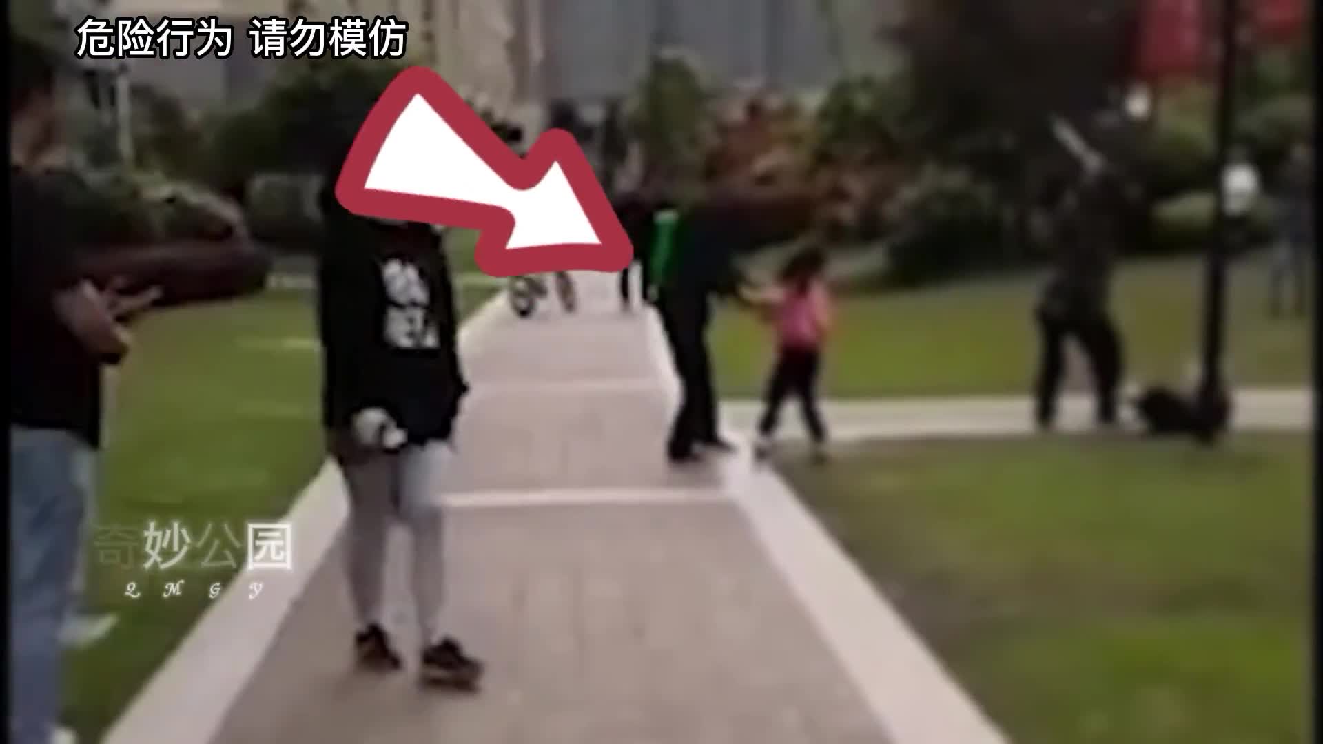 监控下不栓绳狗咬人疯狗咬人有多恐怖不栓绳该怎么处理第1集