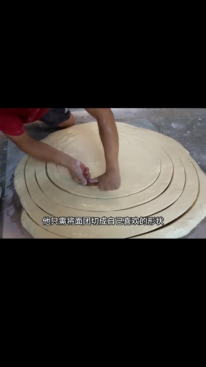 一口下去真的巨香巨满足新鲜的蛋皮裹着咸而不腻的沙拉酱和鸡肉脯