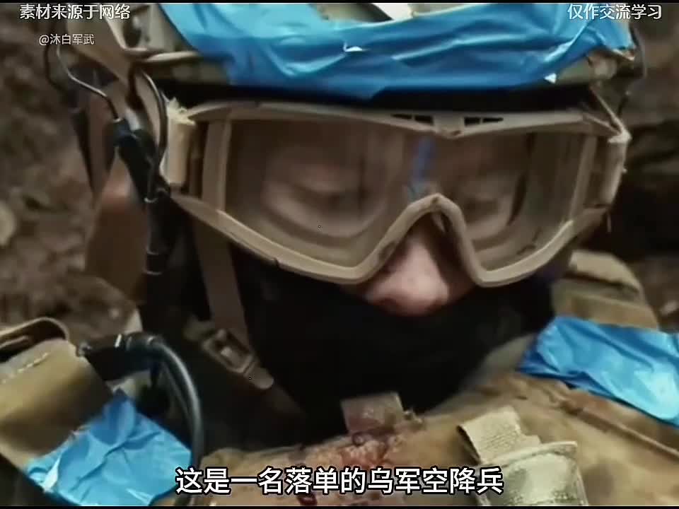 受伤落单的二毛士兵拨弄着女友送的打火机