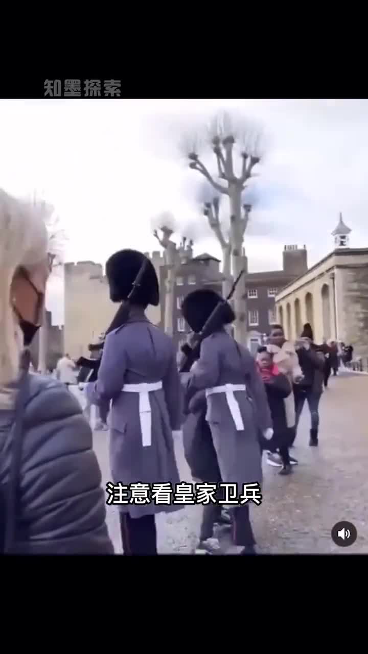 皇家卫兵帽子的下颏带为啥要戴在下巴的上面