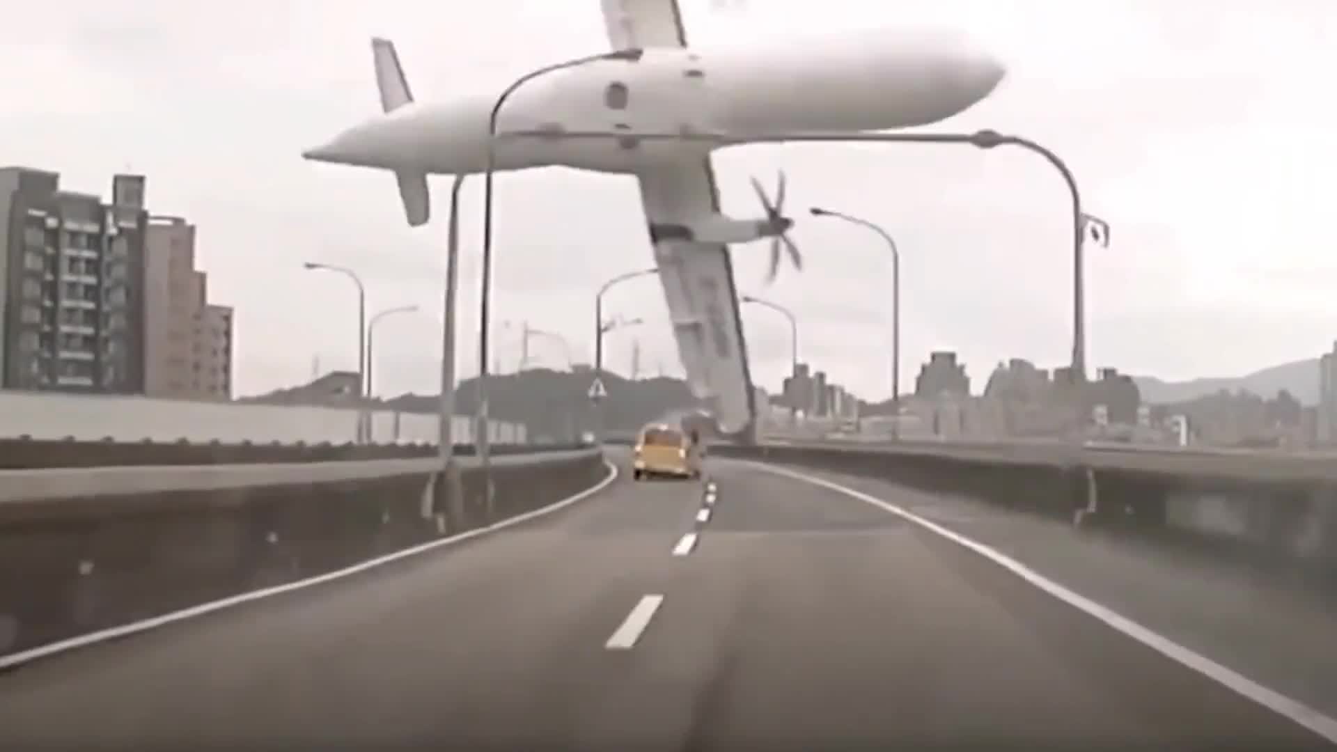 监控拍下台湾235航班爬升一半发动机突然停止最后坠机