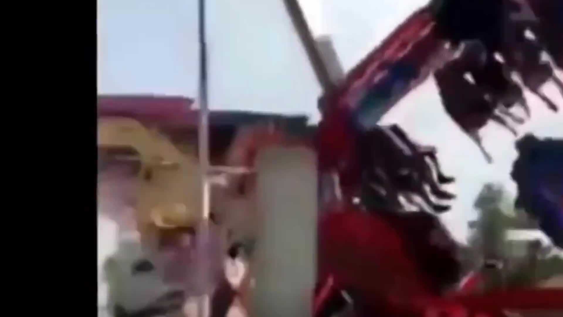 游乐场事故有多可怕实拍大摆锤高空断裂瞬间跳楼机失控坠机第1集