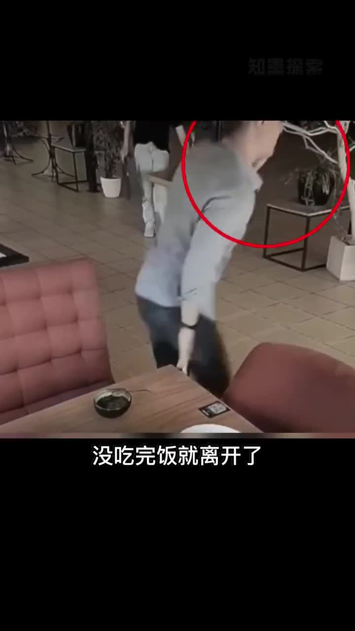 监控拍下暖心的一幕