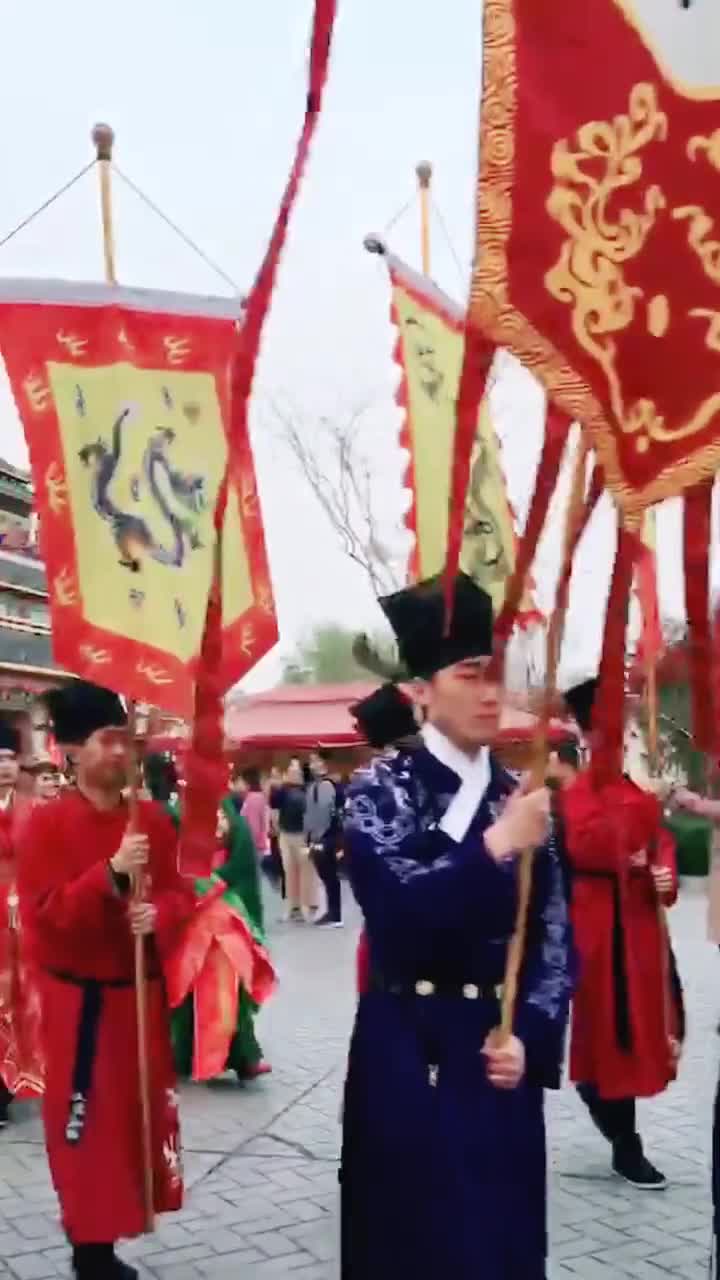 前面那对穿的衣服像不像知否里明兰和二郎大婚时穿的