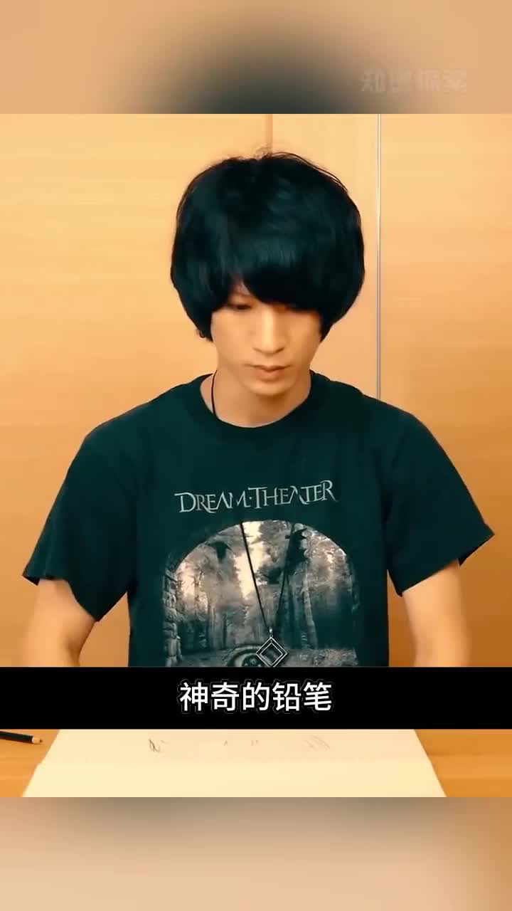 男孩得到一支画出万物的铅笔