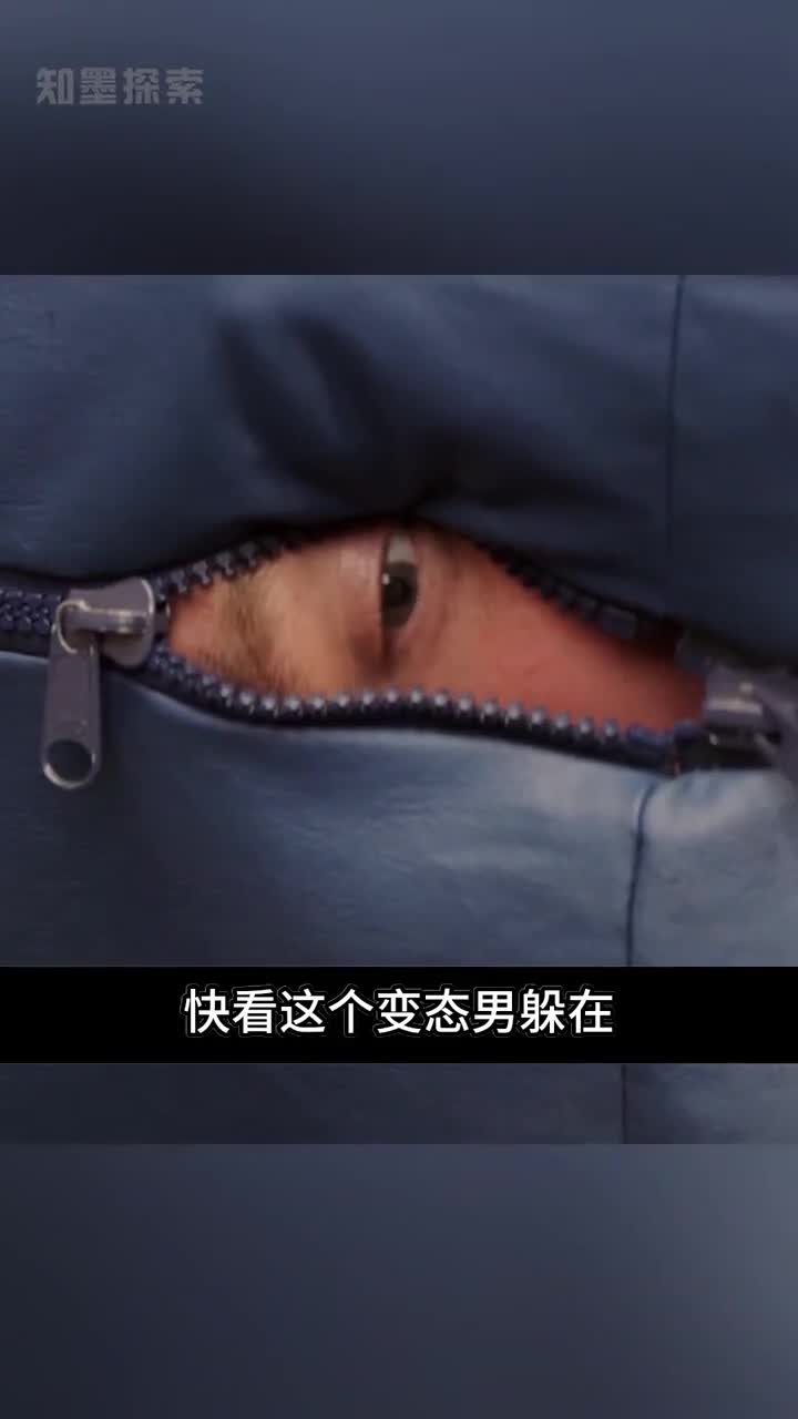 这个男人躲在训练房垫子里