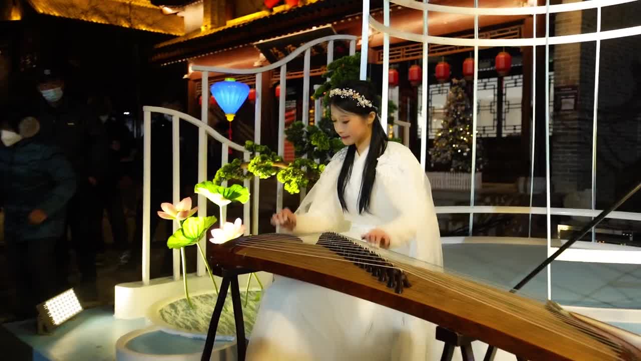 传承多彩非遗共享美好生活杂技古彩戏法古筝演奏民谣弹唱等等聊城中华水上古城春节期间推出一系列文化演绎活动热闹非凡抓住假期的尾巴赶紧来看看吧