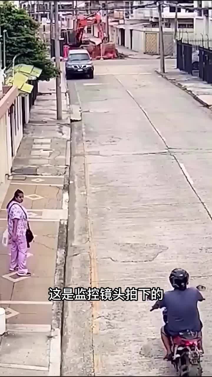 监控镜头拍下的惊险一幕