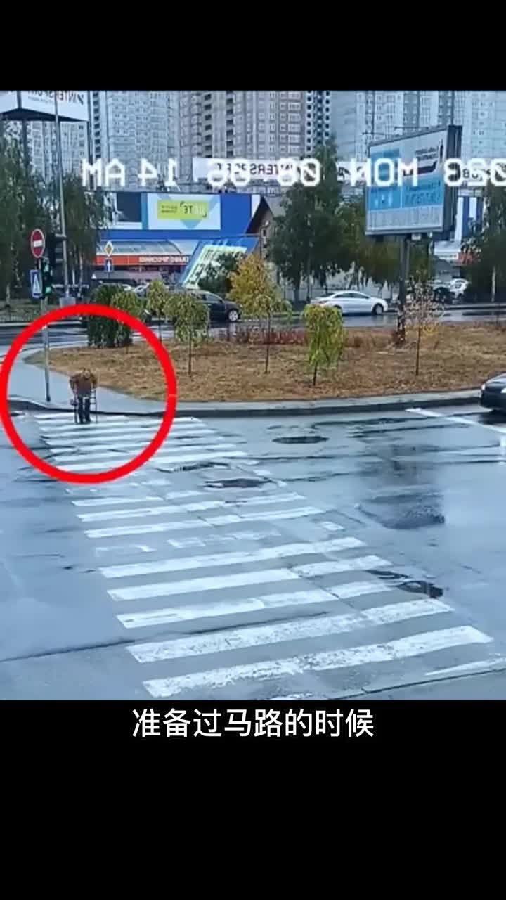 老人过马路发生的暖心一幕
