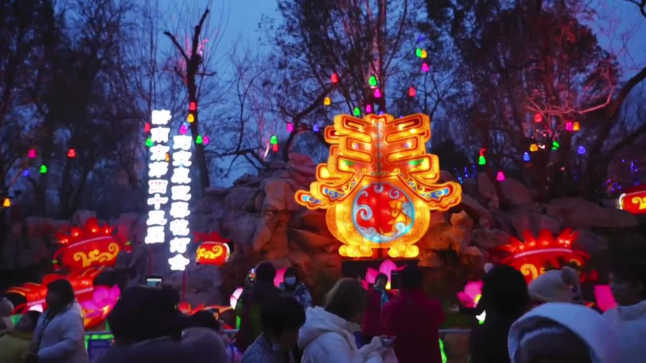 今年的正月十五一定不能错过济南趵突泉花灯会灯火里的趵突泉鱼龙百戏灯火里的趵突泉锦绣三春