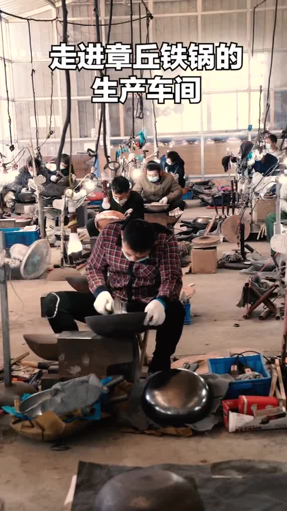 十二道工序十八遍火候1000度高温冶炼36000次捶打每个数字的背后都蕴藏着手工制锅的匠心独运