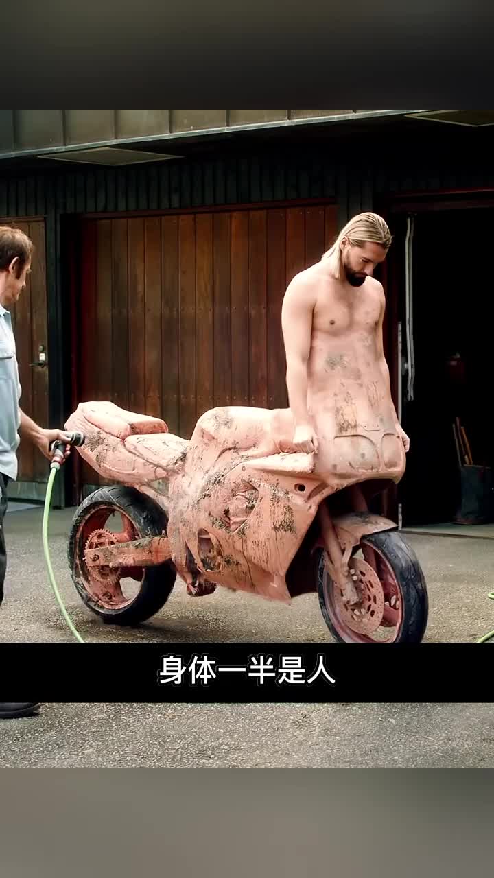 男人的身体一半是人一半是摩托车