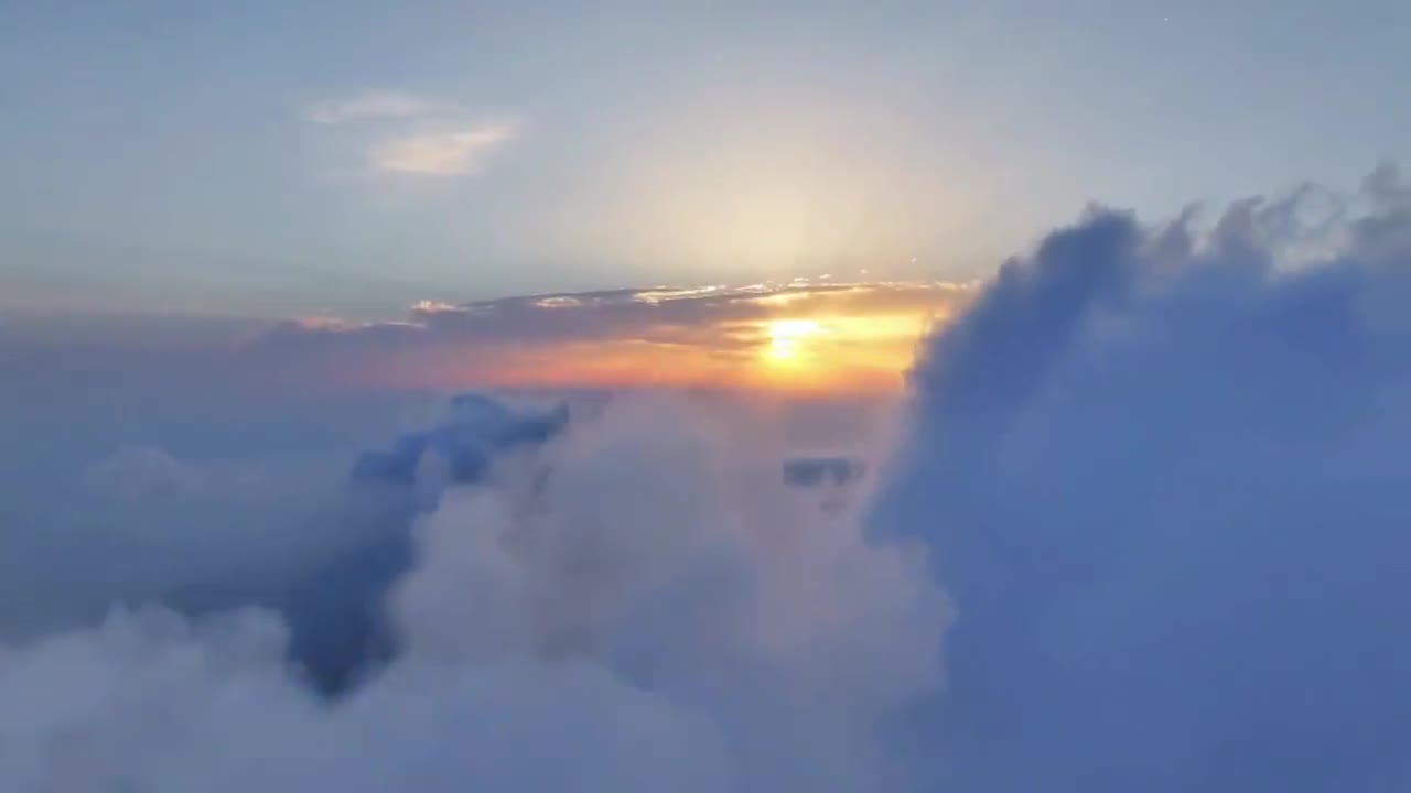 云海伴日出壮美群山间气势磅礴的泰山与一望无际的云海在日出的映照下变得绚烂多彩巍峨的山脉在缥缈的云雾中若隐若现如梦似幻宛若一幅流动的画卷