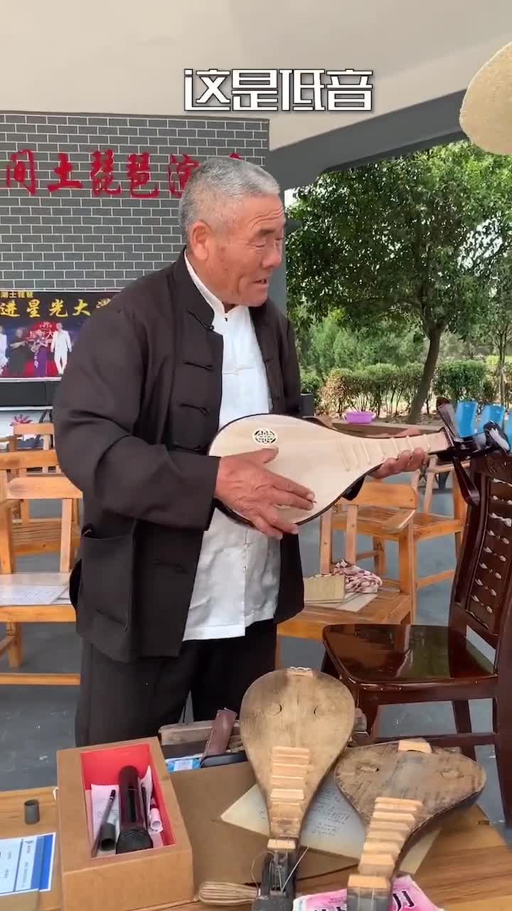 为了更多年轻人了解土琵琶微山湖边的老人现场教学琵琶声响起就像回到了当初铁道游击队的岁月抖音小助手