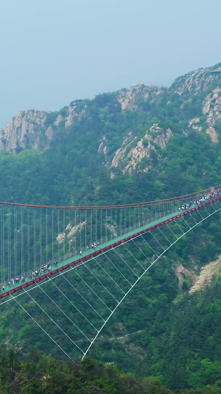 世界第一人行悬索玻璃桥就在沂蒙山银座天蒙旅游区小编看着就腿软