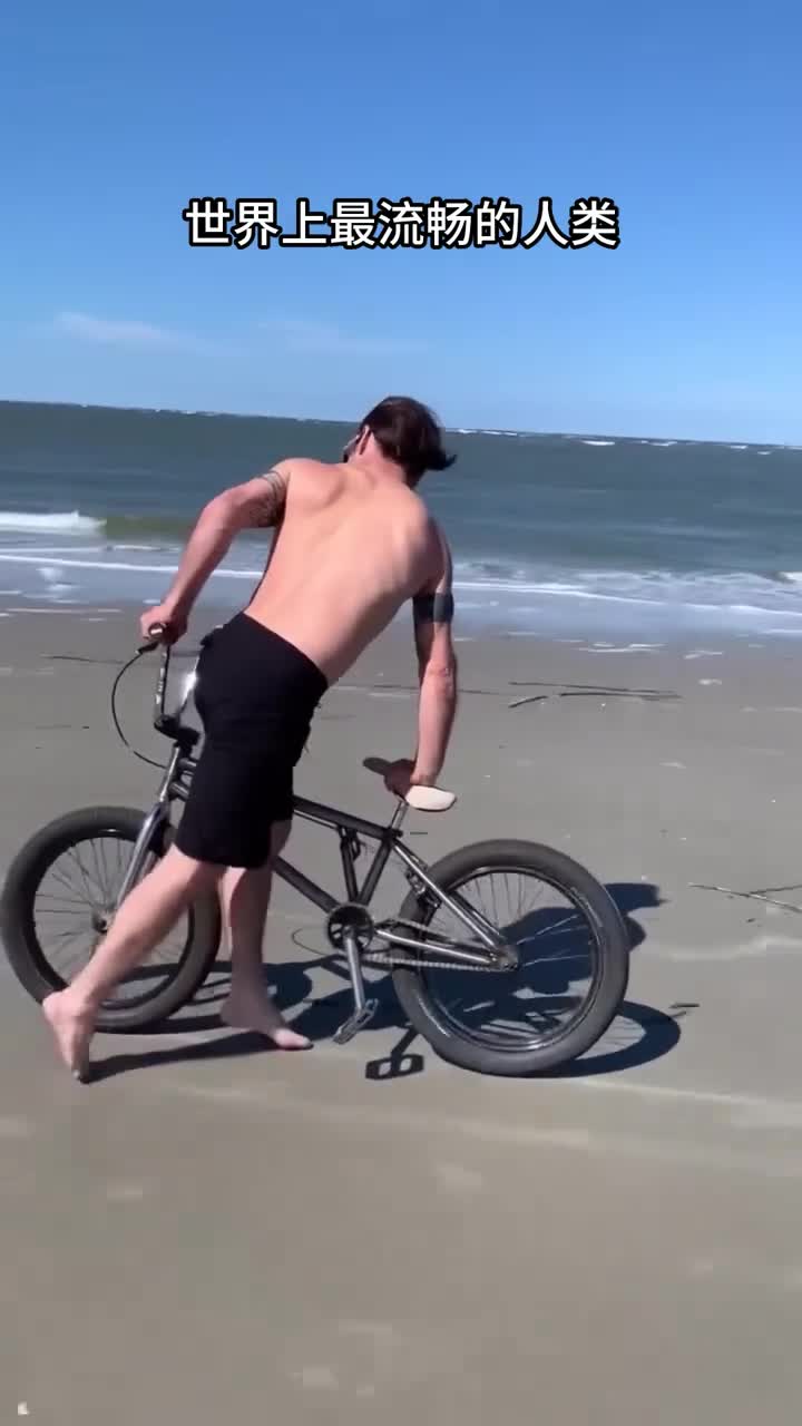 男人在沙滩上玩太空步