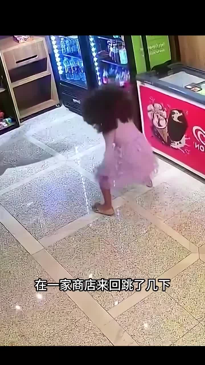 监控捕捉到暖心的一幕