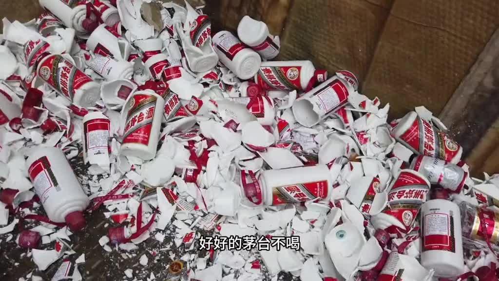 茅台德芙联名的巧克力茅台的酱香与巧克力的丝滑每一口都能产生奇妙的反应