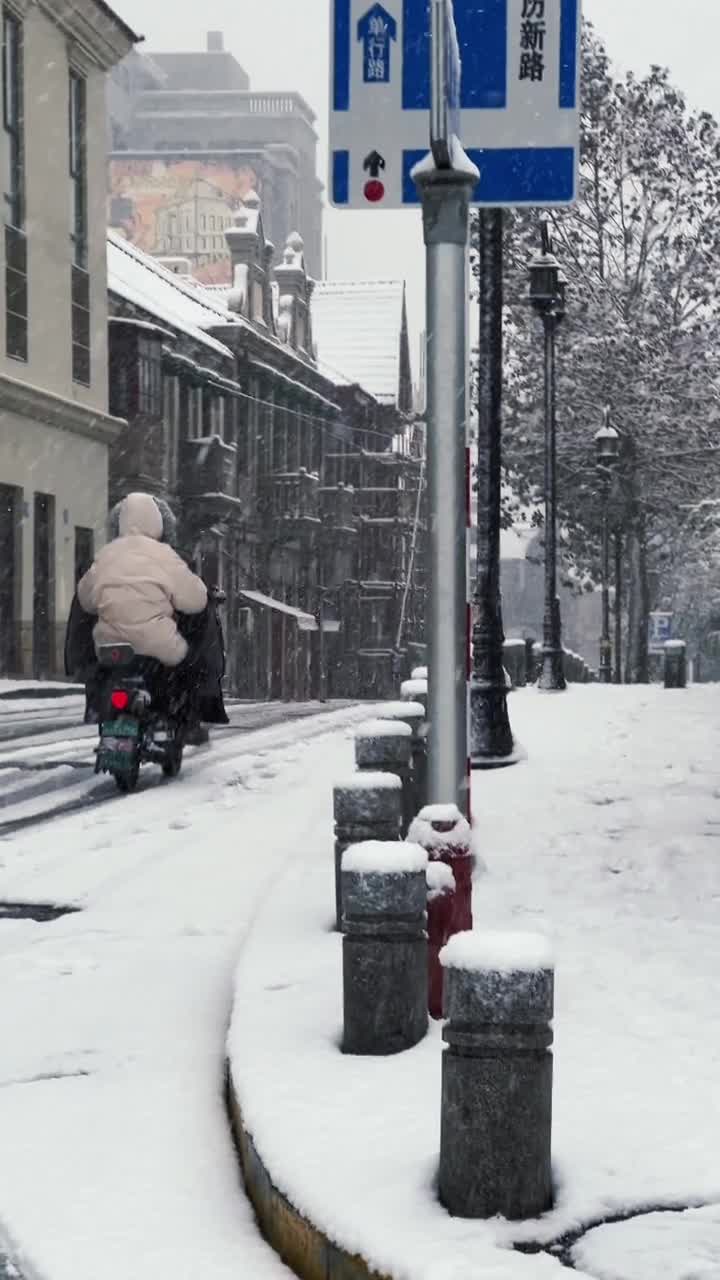 11月30日与你分享正在下雪的烟台浪漫飘雪的季节你找到那个可以和你一起看雪的人了吗