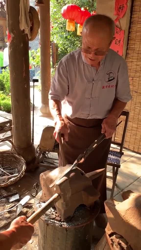 别看锤子小拿小锤的可都是师父