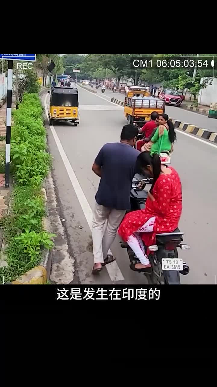 监控镜头拍下暖心一幕