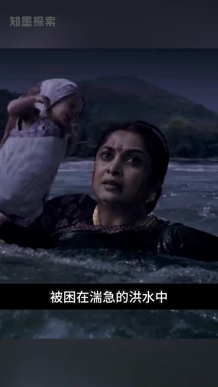 女人站在洪水中高举孩子