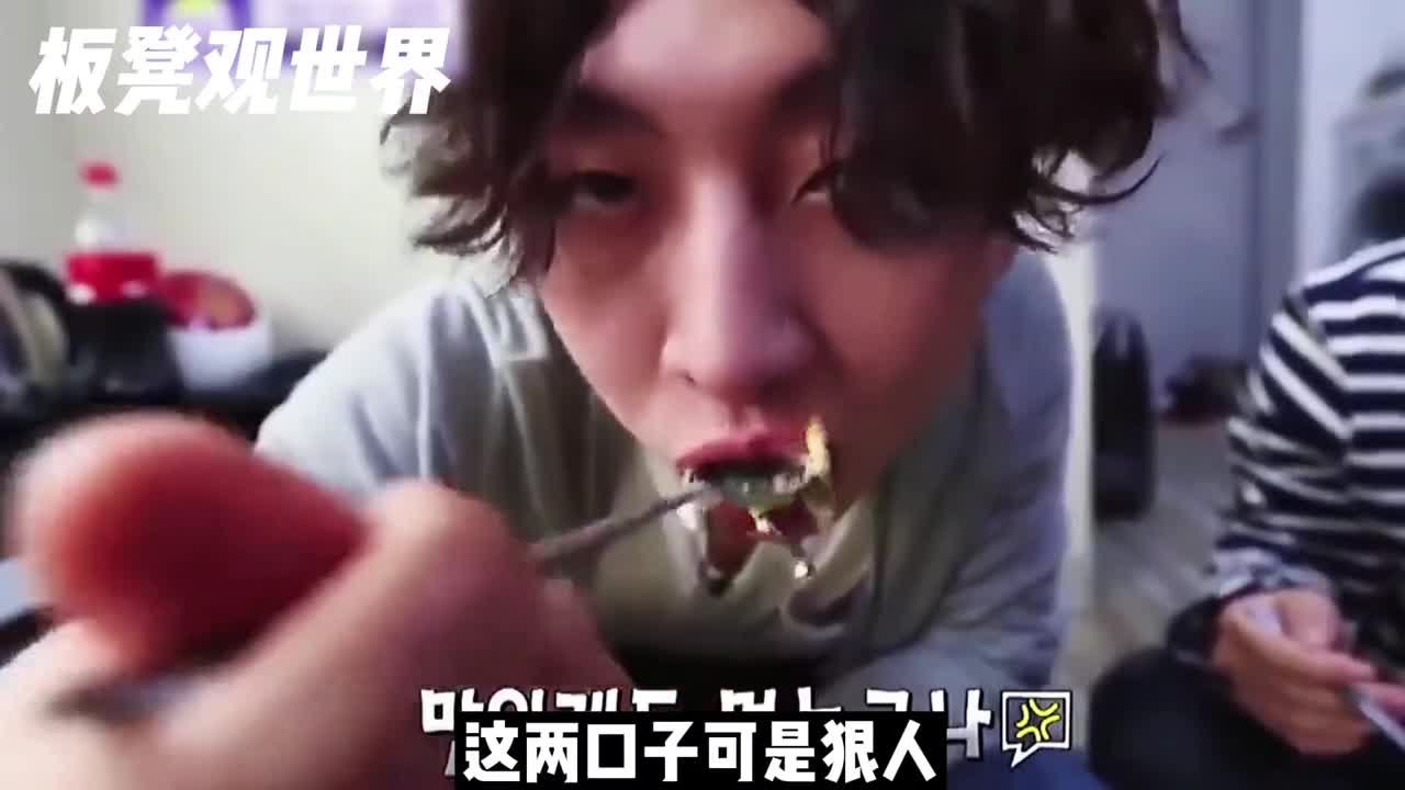 奇葩情侣偏爱吃发霉的食物