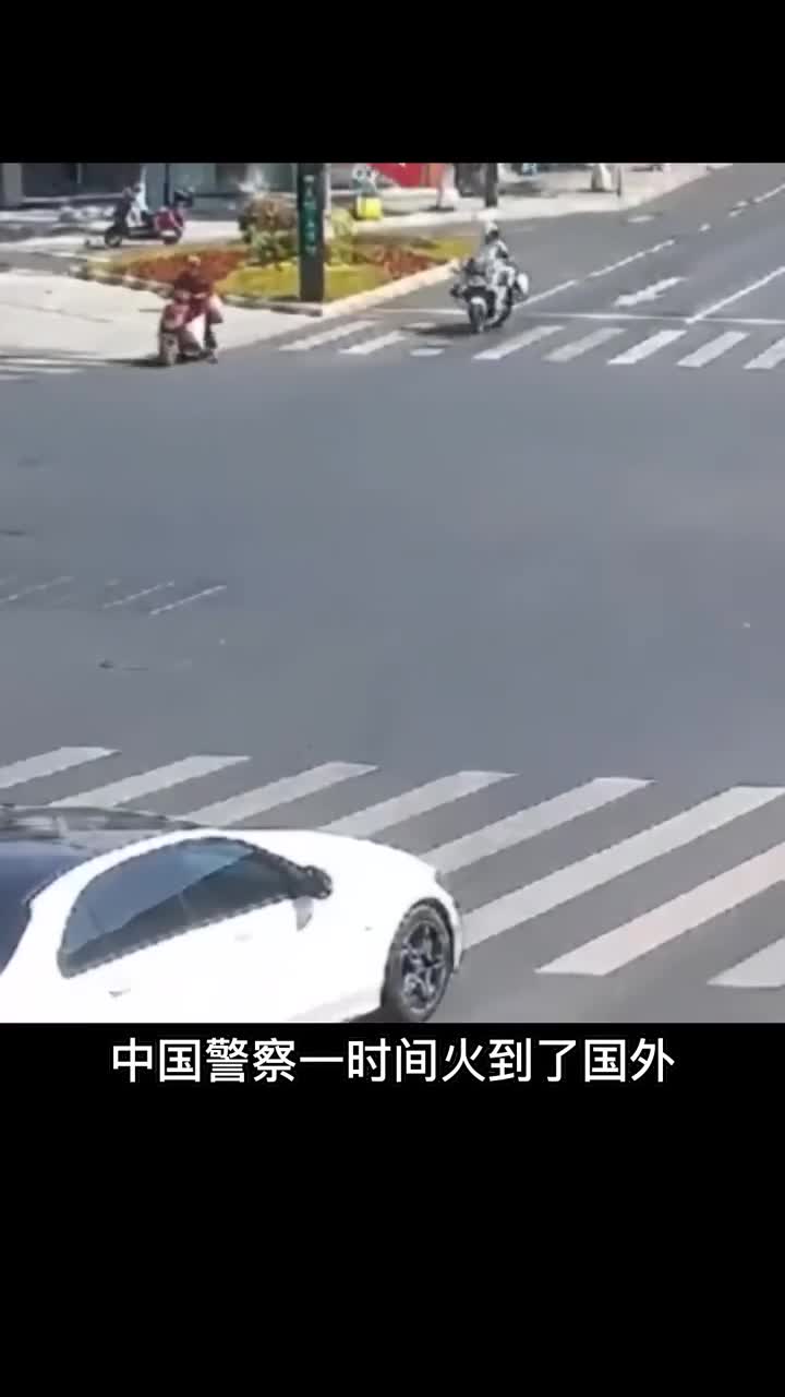 监控拍下暖心的一幕