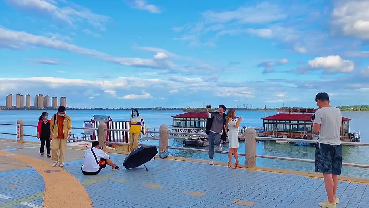 在吗这个夏天有空和我一起去海边玩耍吗