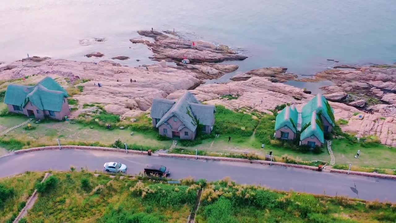 威海金石湾艺术园区这里有威海独有的神仙海草房穿行其中是不是像走进了一个童话小镇