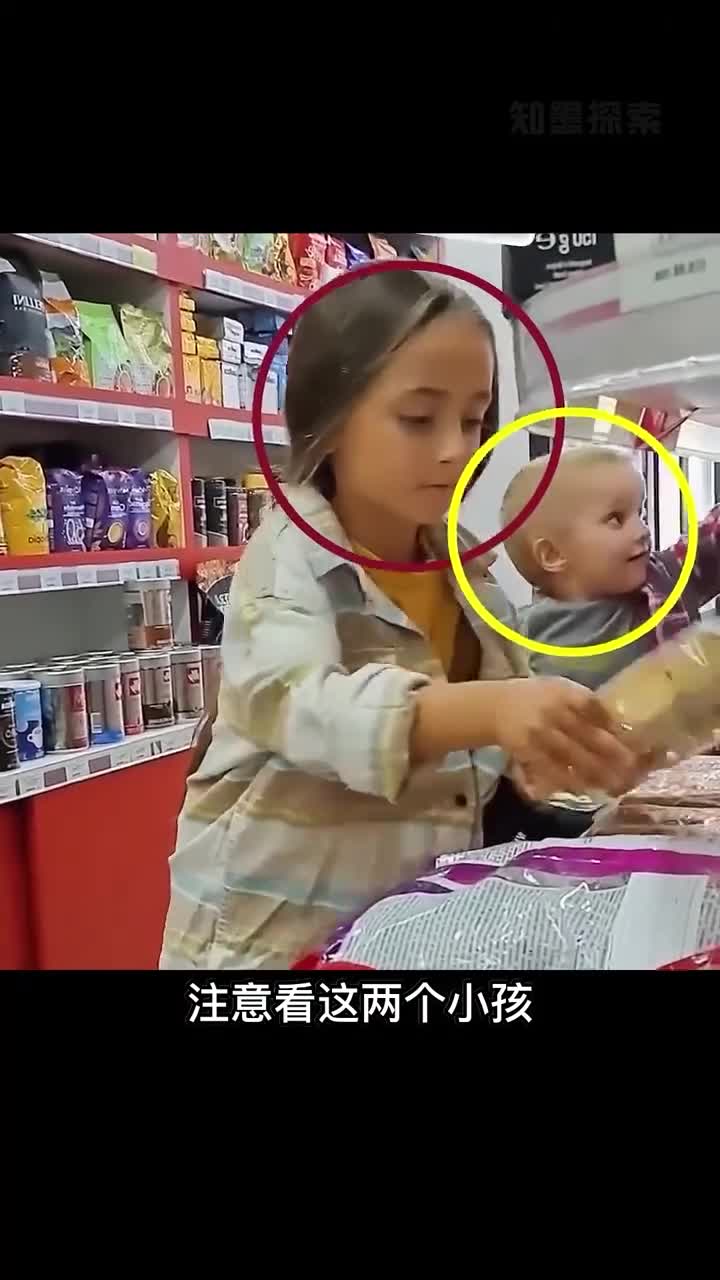 监控下暖心的一幕