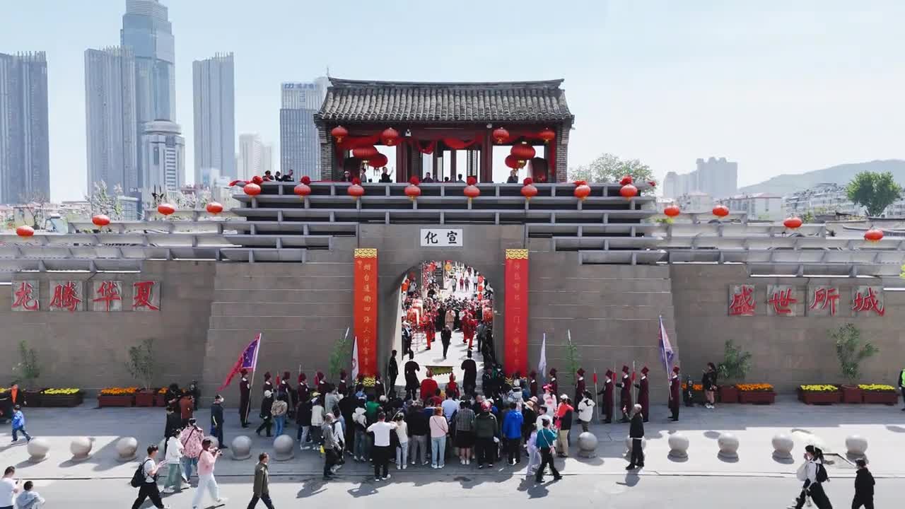 城楼击鼓宣读圣旨烟台所城里景区迎接戚家军进城女将军身穿铠甲骑马入城游客身临其境感受戚家军的威武