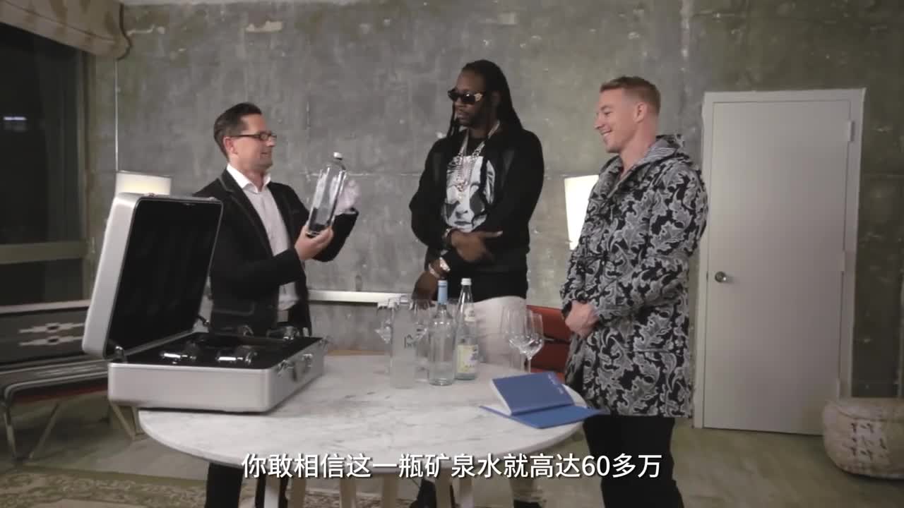 天然苏打水采取过程真艰难不但要爬上冰山还要进入冰窟